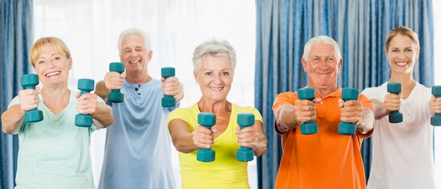 Les aînés faisant de l'exercice avec des poids