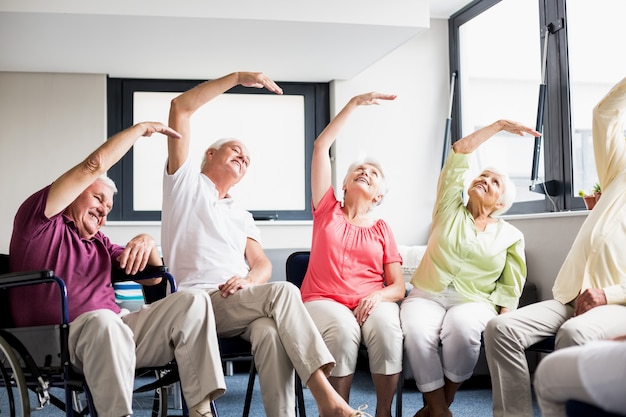 Aînés faisant des exercices