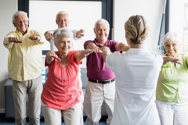 Aînés faisant des exercices