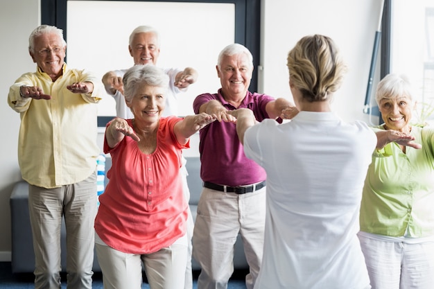 Aînés faisant des exercices