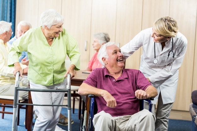 Aînés avec fauteuil roulant et aide à la marche