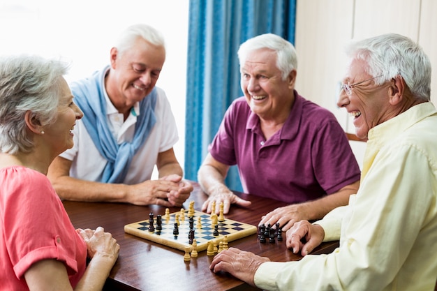 Aînés jouant aux échecs