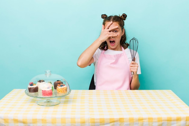 L'air choqué, effrayé ou terrifié, couvrant le visage avec la main