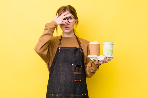 L'air choqué, effrayé ou terrifié, couvrant le visage avec la main