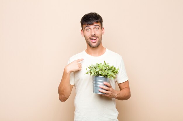 l'air choqué et surpris avec la bouche grande ouverte, pointant vers soi