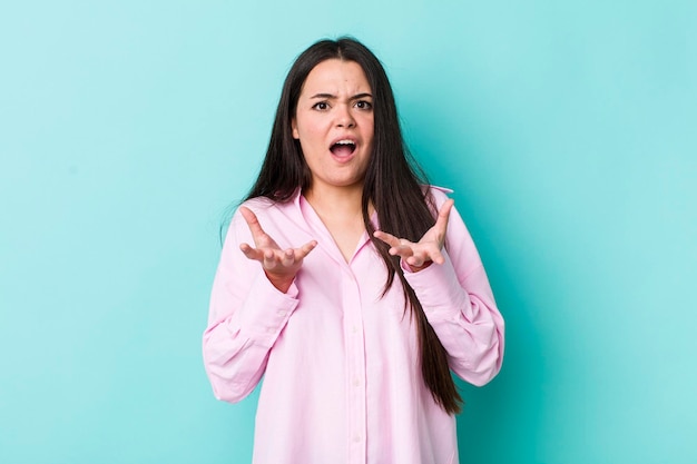 air désespéré et frustré stressé malheureux et agacé crier et crier