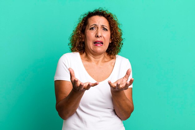 air désespéré et frustré stressé malheureux et agacé crier et crier