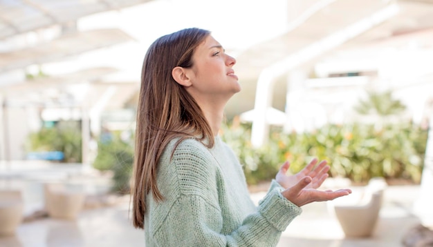 air désespéré et frustré stressé malheureux et agacé crier et crier