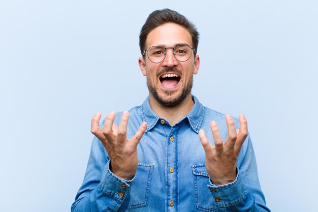 l'air désespéré et frustré, stressé, malheureux et ennuyé, criant et hurlant