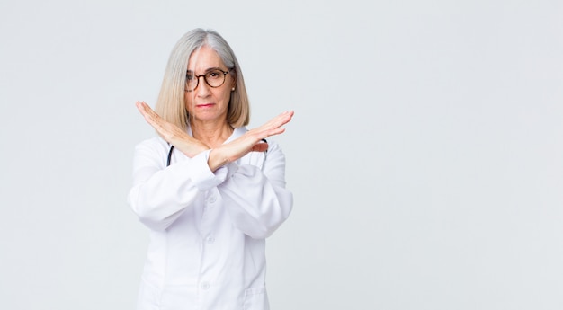 l'air ennuyé et malade de votre attitude, en dire assez! les mains croisées devant, vous disant d'arrêter