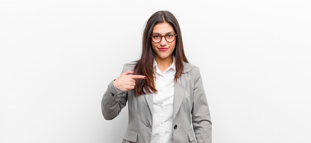 l'air fier, confiant et heureux, souriant et pointant vers soi ou faisant signe numéro un