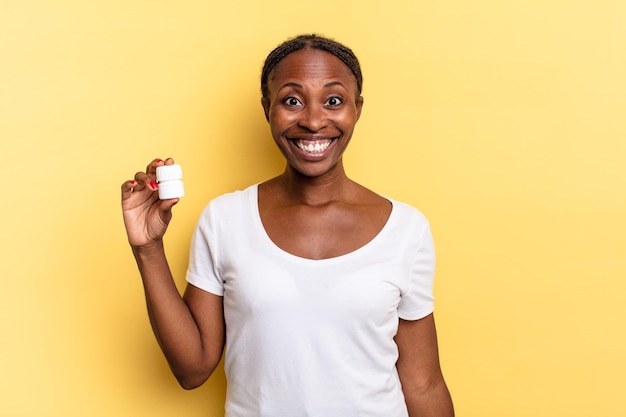 L'air heureux et agréablement surpris, excité avec une expression fascinée et choquée. concept de pilules