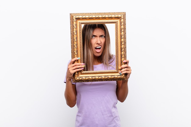 l'air heureux et agréablement surpris, excité par une expression fascinée et choquée