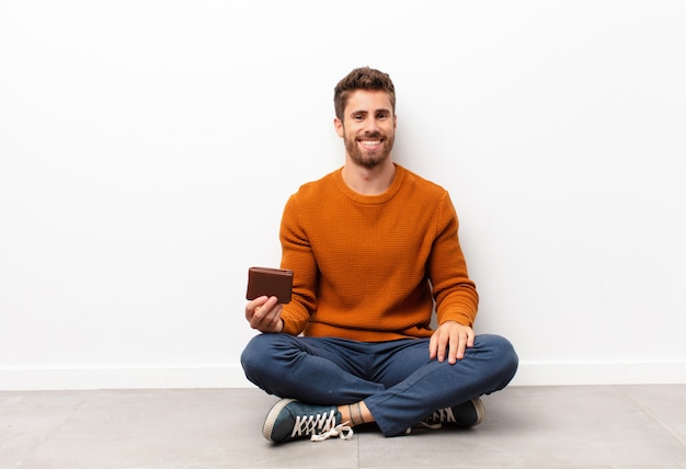 l'air heureux et agréablement surpris, excité par une expression fascinée et choquée