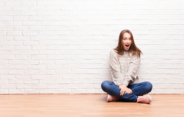 l'air heureux et agréablement surpris, excité par une expression fascinée et choquée