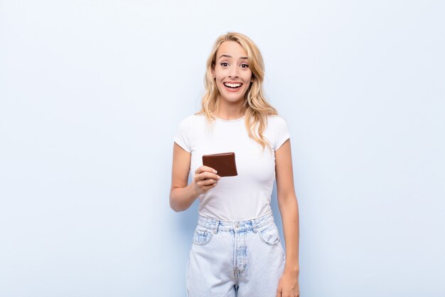 l'air heureux et agréablement surpris, excité par une expression fascinée et choquée