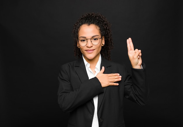 air heureux, confiant et digne de confiance, souriant et montrant le signe de la victoire, avec une attitude positive