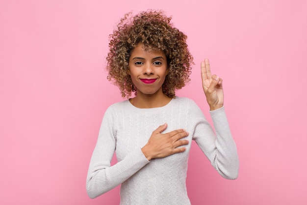 l'air heureux, confiant et digne de confiance, souriant et montrant le signe de la victoire, avec une attitude positive