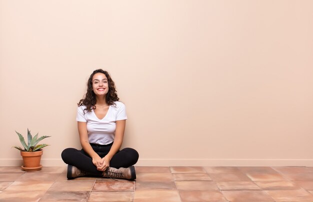 l'air heureux et maladroit avec un large sourire amusant et fou et les yeux grands ouverts