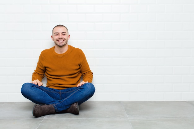 l'air heureux et maladroit avec un large sourire amusant et fou et les yeux grands ouverts