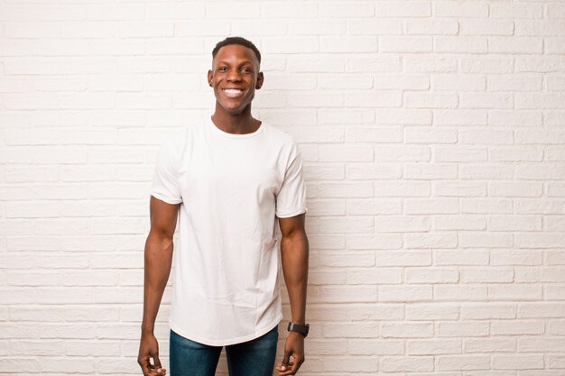 Photo l'air heureux et maladroit avec un large sourire amusant et fou et les yeux grands ouverts