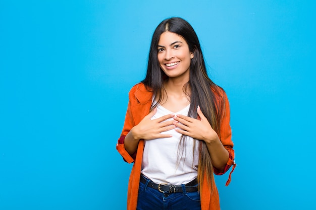 l'air heureux, surpris, fier et excité, montrant du doigt