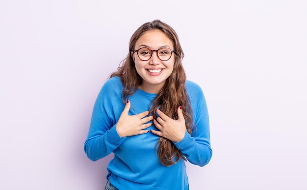 air heureux surpris fier et excité en se montrant