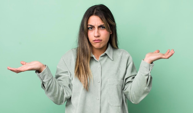 Photo l'air perplexe, confus et stressé, se demandant entre différentes options, se sentant incertain