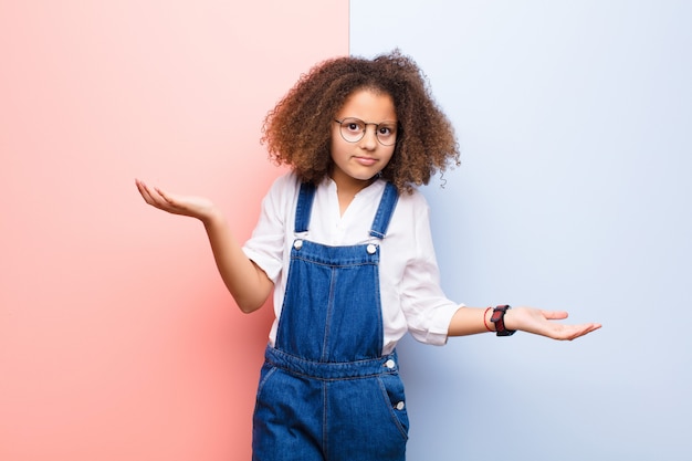 l'air perplexe, confus et stressé, se demandant entre les différentes options, se sentir incertain