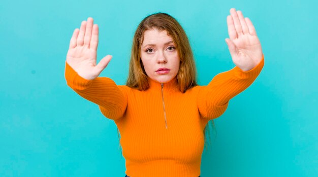 L'air sérieux malheureux en colère et mécontent d'interdire l'entrée ou de dire stop avec les deux paumes ouvertes