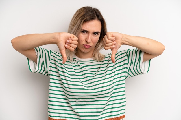 L'air triste déçu ou en colère montrant les pouces vers le bas en désaccord se sentant frustré