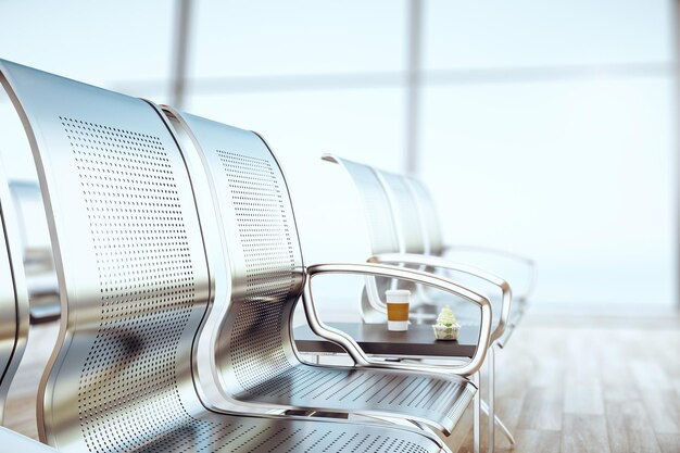 Aire d'attente d'aéroport avec chaise en métal