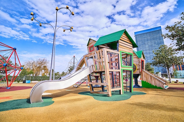 Photo aire de jeux en bois coloré avec toboggan dans un parc pour enfants pour jouer en plein air