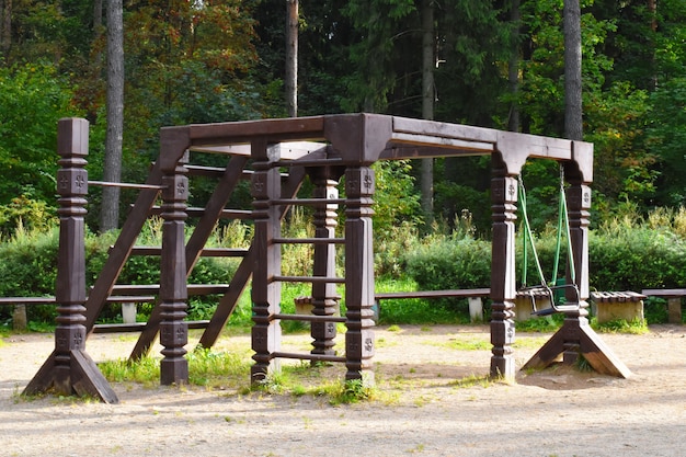 Aire de jeux en bois dans une forêt