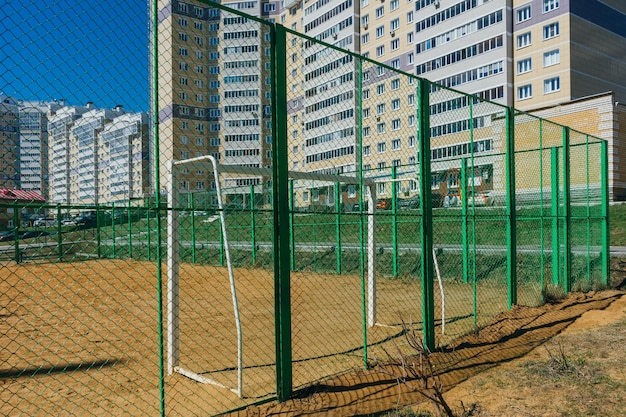 Aire de jeux clôturée avec buts de football dans la cour de la ville