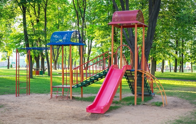 Aire de jeux colorée sur cour dans le parc.