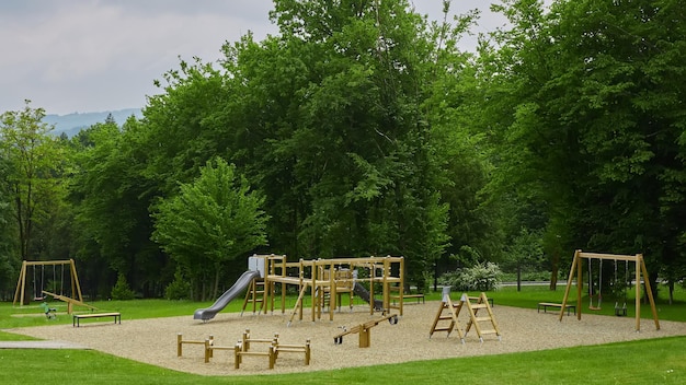 Aire de jeux colorée sur cour dans le parc