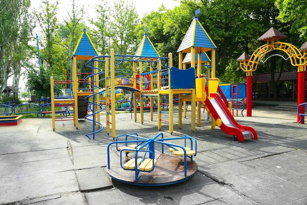 Aire de jeux colorée dans le parc public