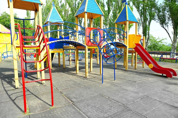 Aire de jeux colorée dans le parc public