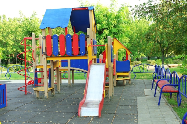 Aire de jeux colorée pour enfants dans le parc