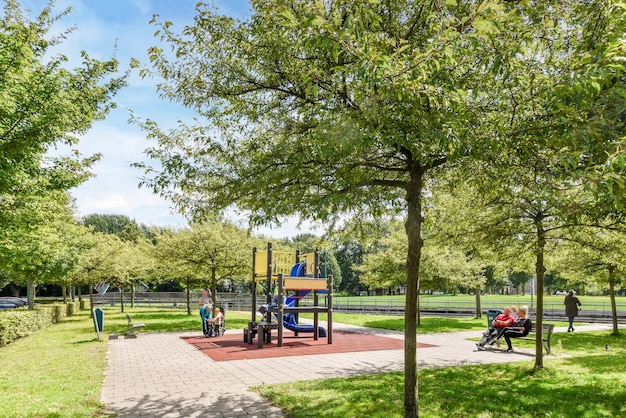 Une aire de jeux dans un parc arboré