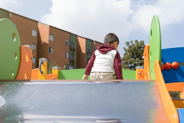 Photo aire de jeux enfant assis en regardant le ciel