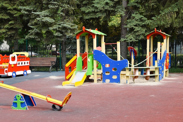 Aire de jeux extérieure pour enfants. Installations pour jeux d'enfants amusants.