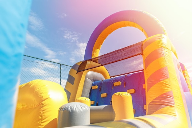 Photo aire de jeux gonflable pour les jeux d'enfants ou les activités de plein air de teambuilding