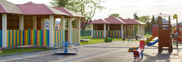 Aire de jeux à la maternelle.