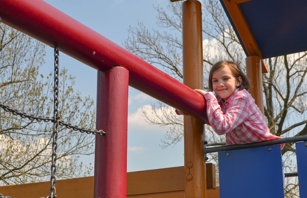 Aire de jeux moderne pour enfants dans le parc