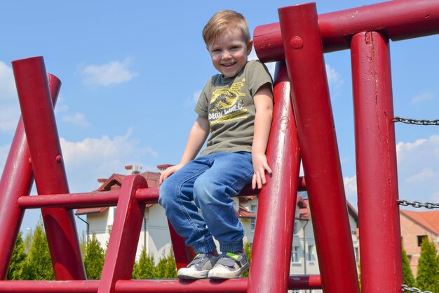 Aire de jeux moderne pour enfants dans le parc