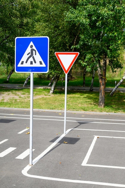 Photo aire de jeux avec panneaux de signalisation éducatifs