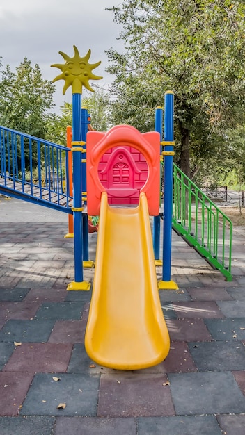 Aire de jeux pour enfants avec attractions dans la cour d'une maison de la ville