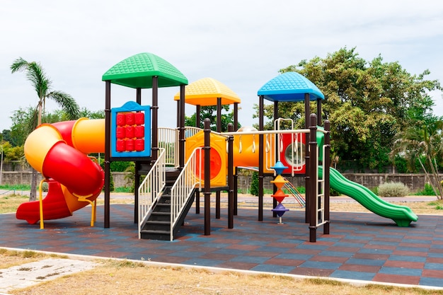 Aire de jeux pour enfants au parc public